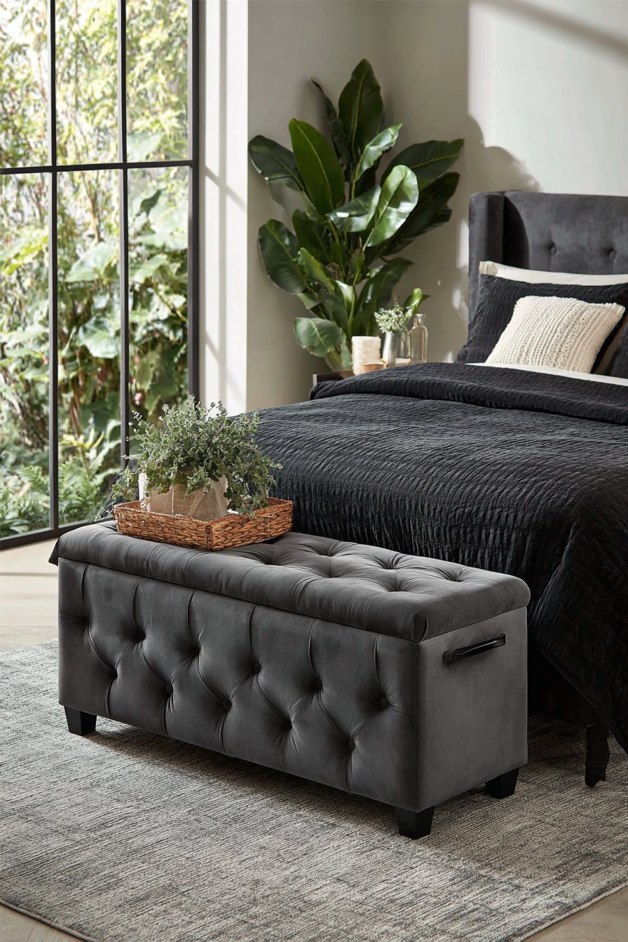 Tufted Storage Bench Functionality