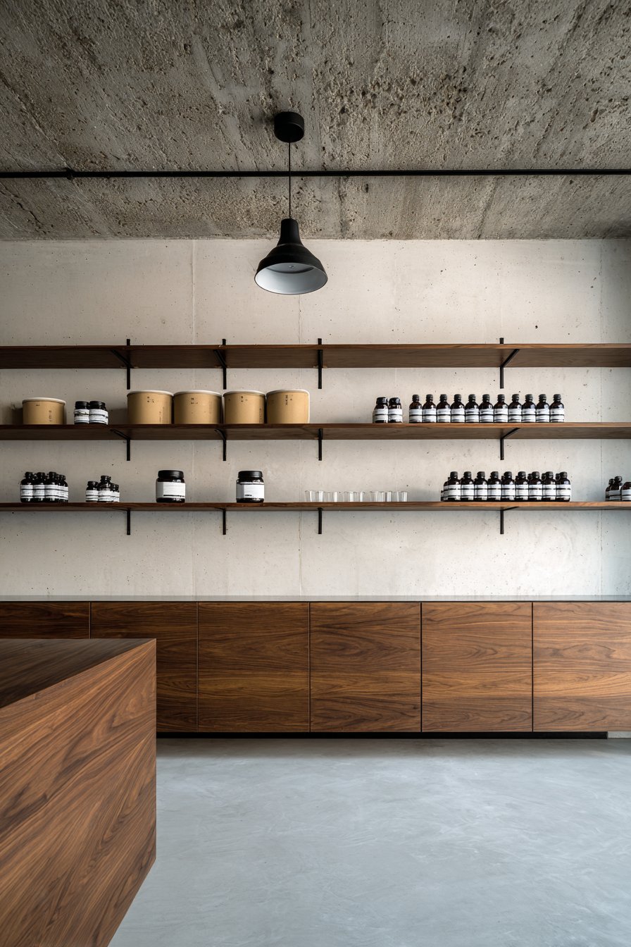 Industrial Elements with Exposed Concrete Ceiling