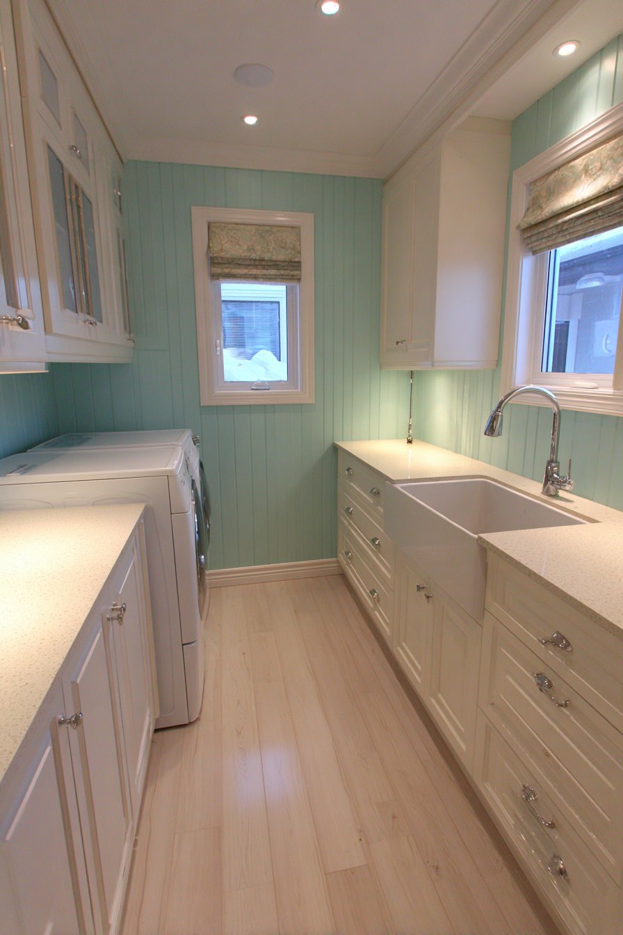 Extended Countertop with Integrated Hampers