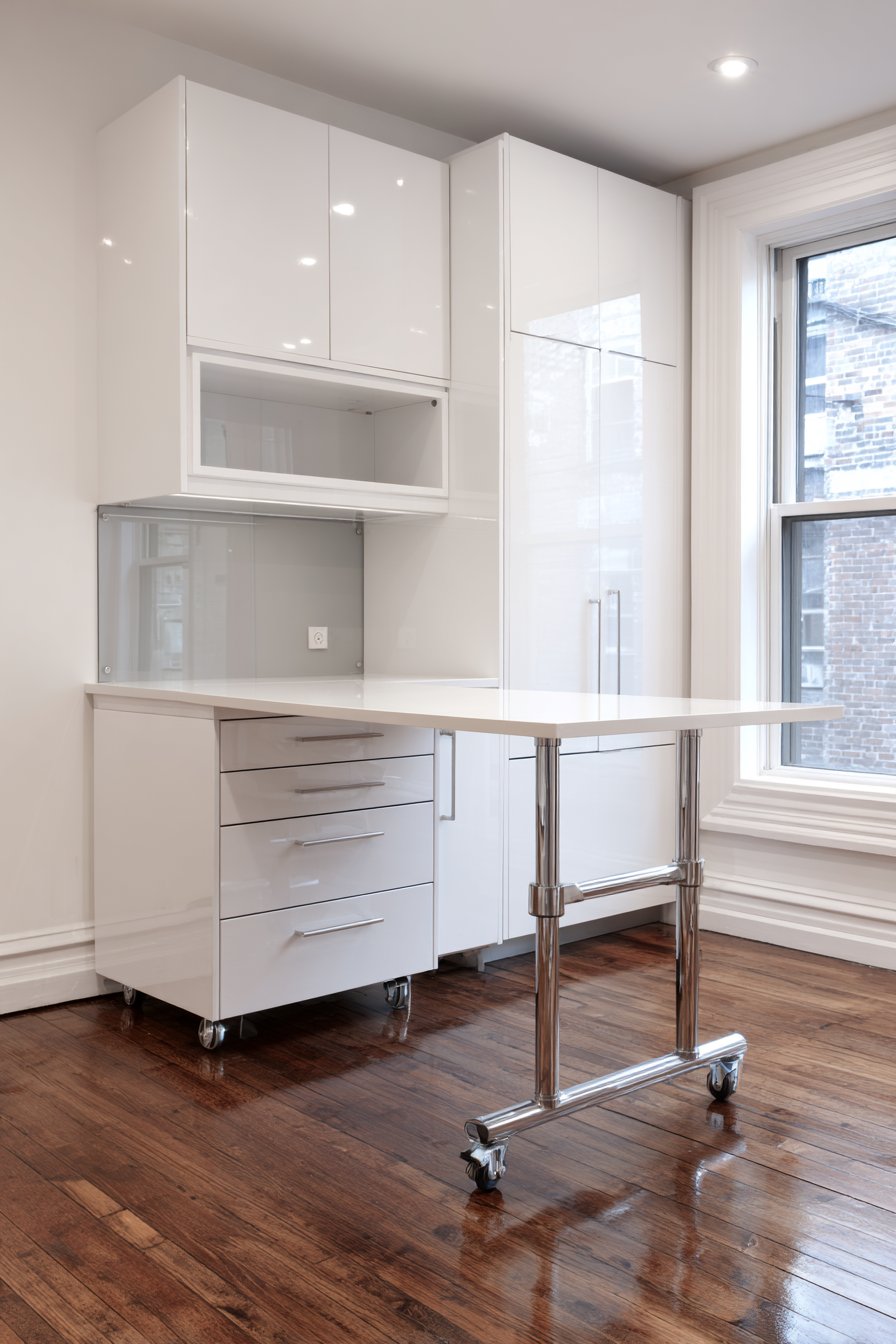 High-Gloss White Mobile Flexibility