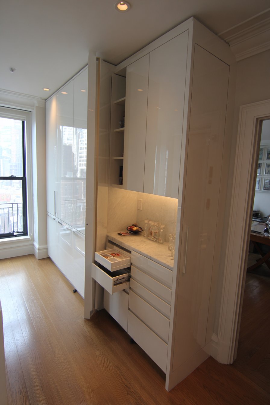 High-Gloss White Mobile Flexibility