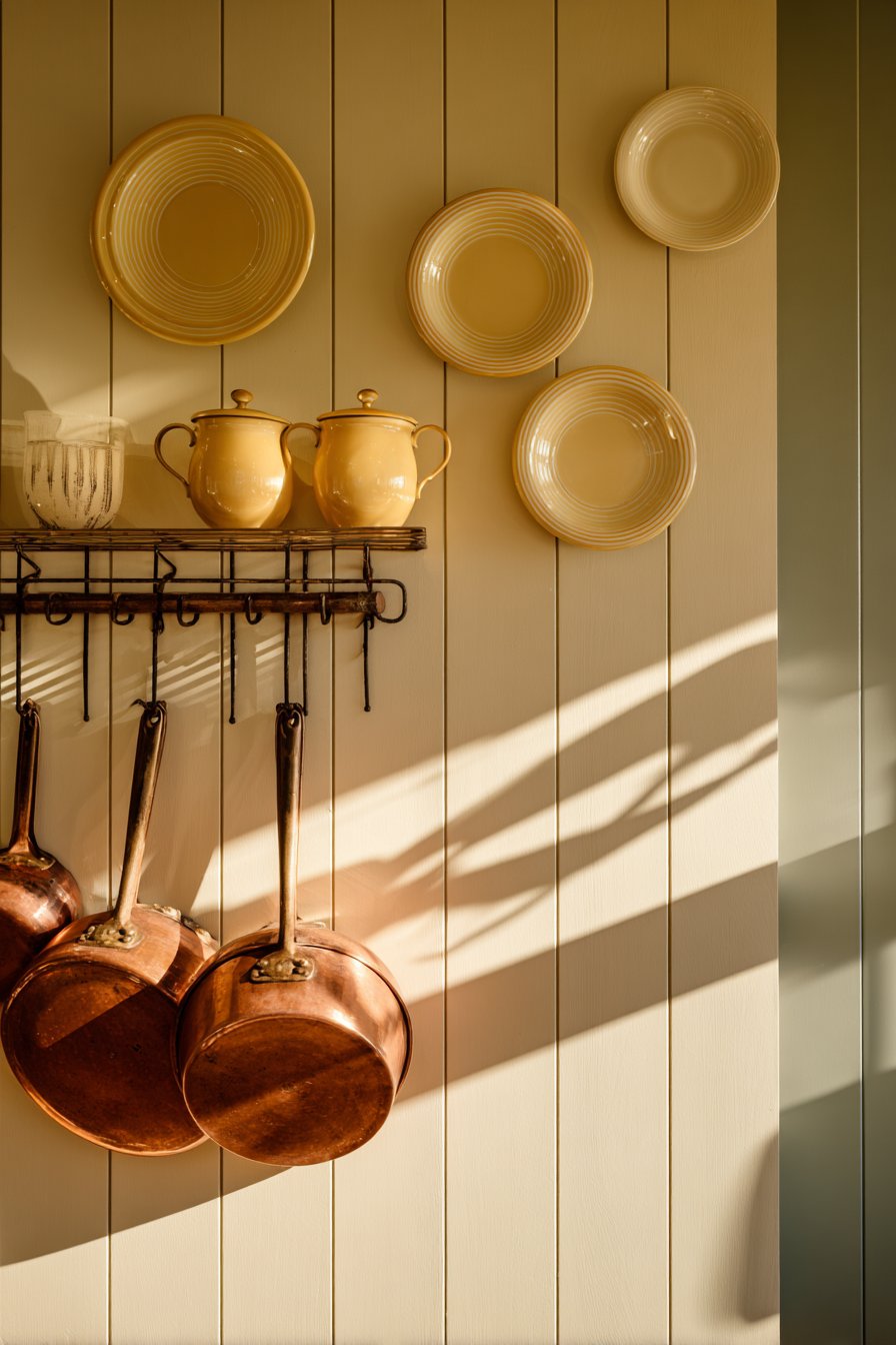Farmhouse Vintage Enamelware Plate Display