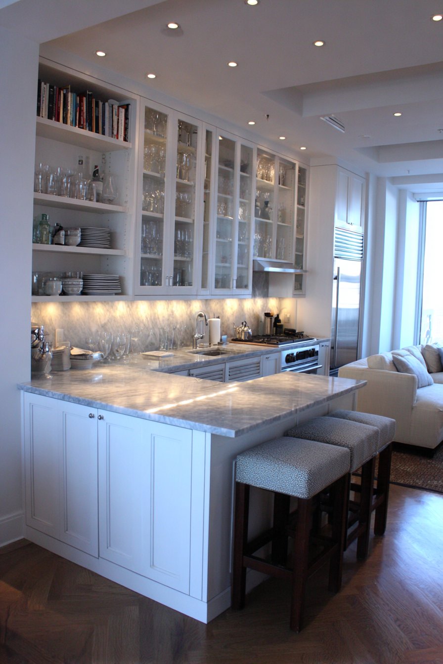 Compact White Shaker Kitchen with Peninsula Seating