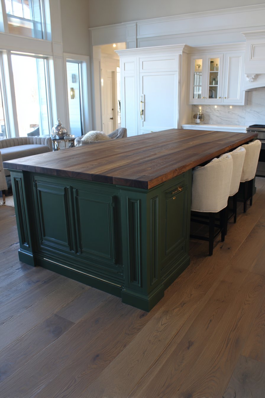 Dramatic Hunter Green Island Centerpiece